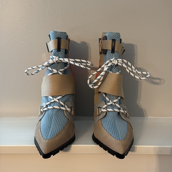 Steve Madden Blue and Tan Heeled Boots with Chunky Heel - Picture 2 of 2